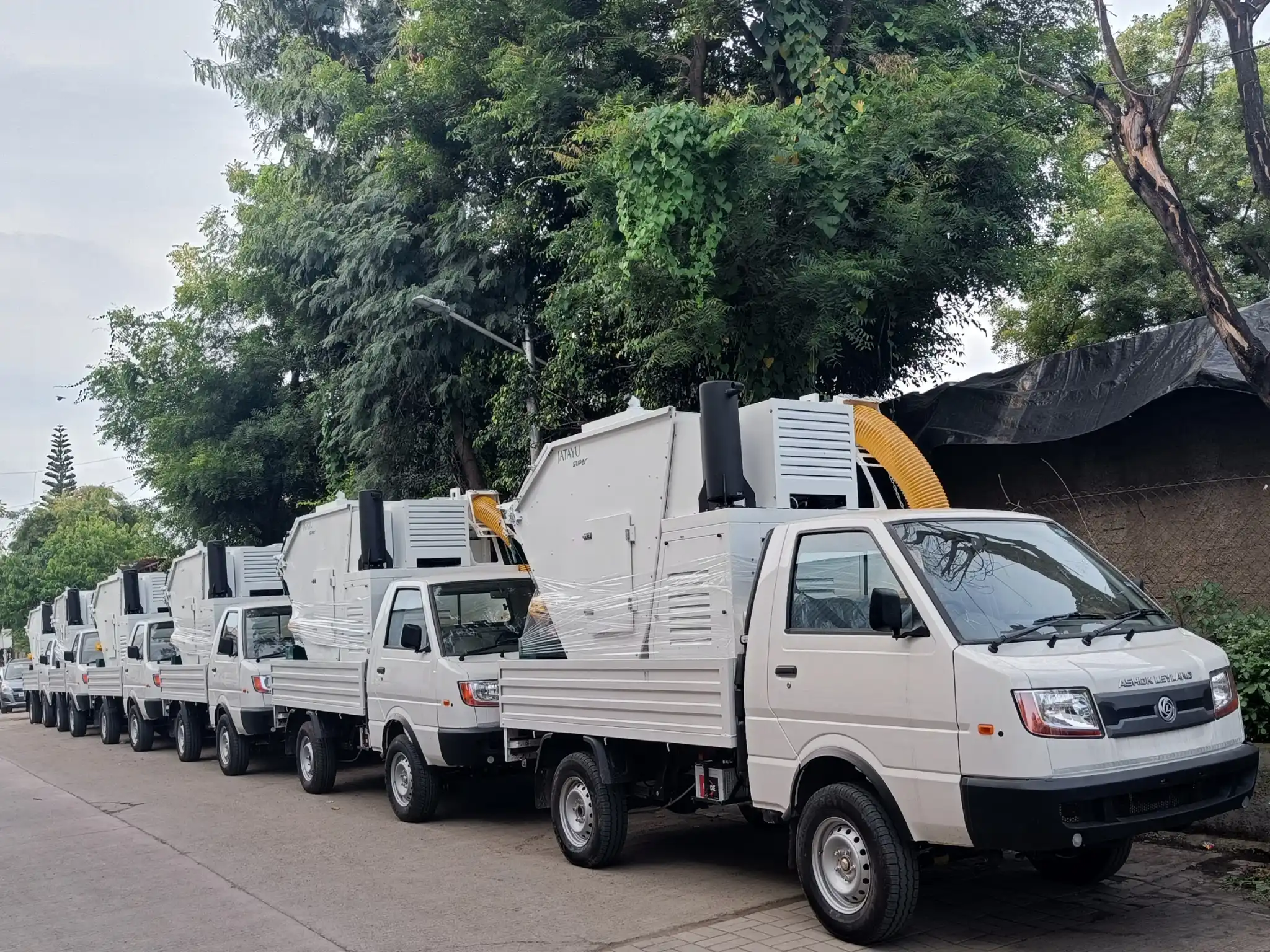 Easy to use Spruce Up Industries Jatayu garbage suction machine active in Mumbai, Delhi, Hyderabad, Pune, Noida, Vijaywada. Simple operator controls enable local municipal crews to run efficient shifts