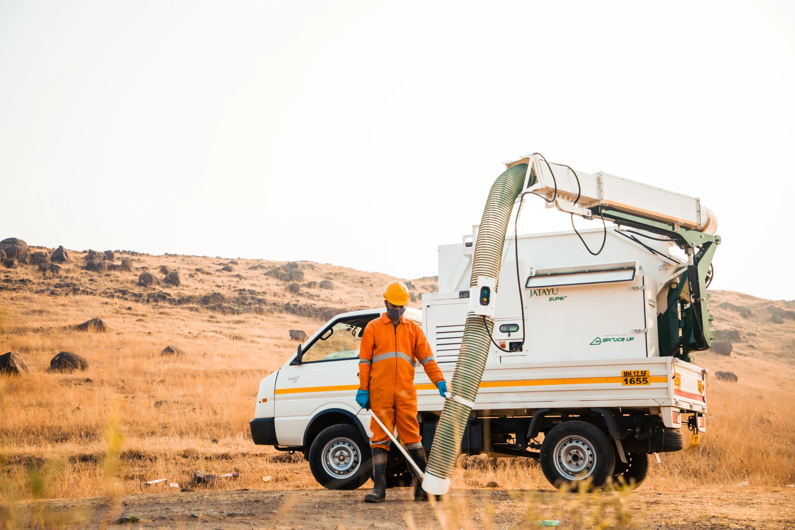 Jatayu Super LCV-mounted vacuum litter picker with telescopic boom reach, high suction for wet and dry MSW, 2.5-ton waste capacity, and 6-foot high-dump hopper. Built for heavy-duty municipal waste collection and continuous cleaning schedules.